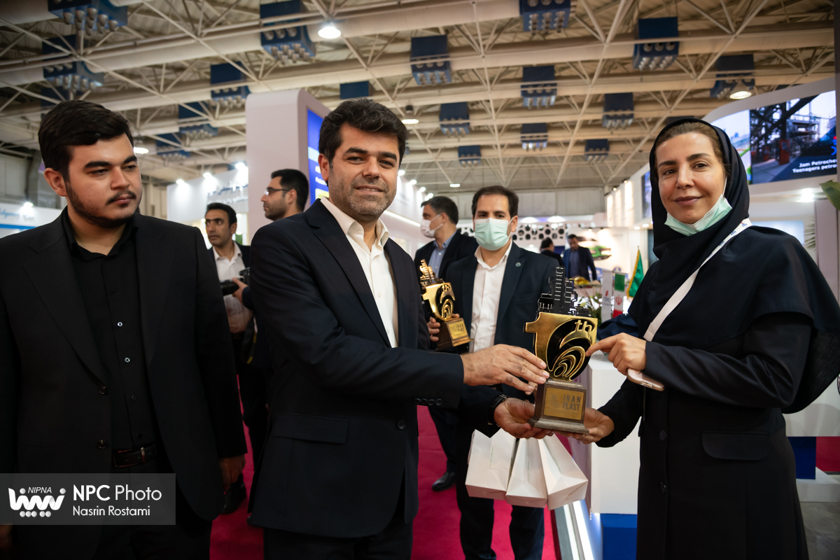 تقدیم لوح و تندیس یادبود شانزدهمین نمایشگاه ایران پلاست به مشارکت کنندگان 9
