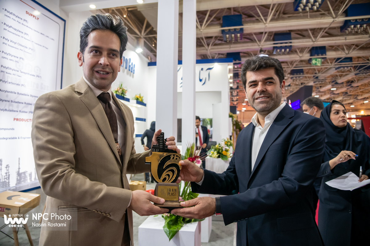 تقدیم لوح و تندیس یادبود شانزدهمین نمایشگاه ایران پلاست به مشارکت کنندگان 10