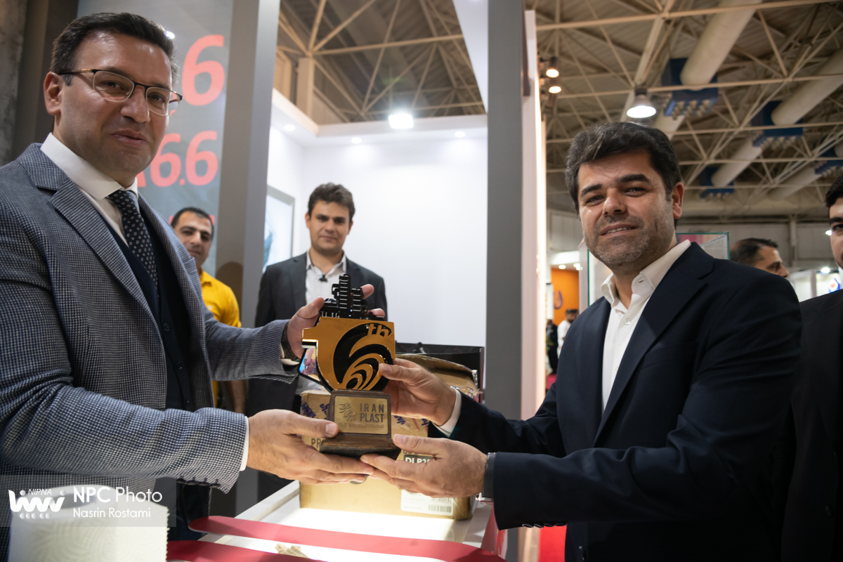 تقدیم لوح و تندیس یادبود شانزدهمین نمایشگاه ایران پلاست به مشارکت کنندگان 11