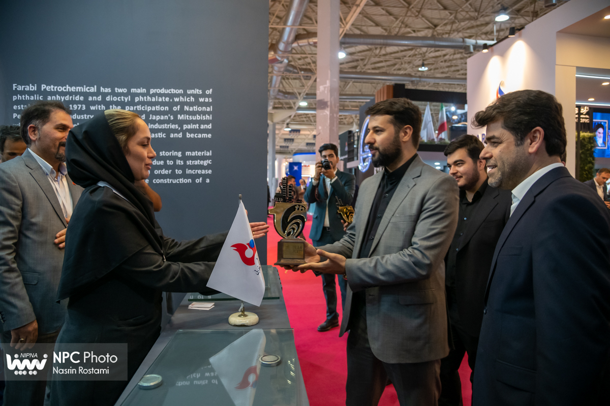 تقدیم لوح و تندیس یادبود شانزدهمین نمایشگاه ایران پلاست به مشارکت کنندگان 12
