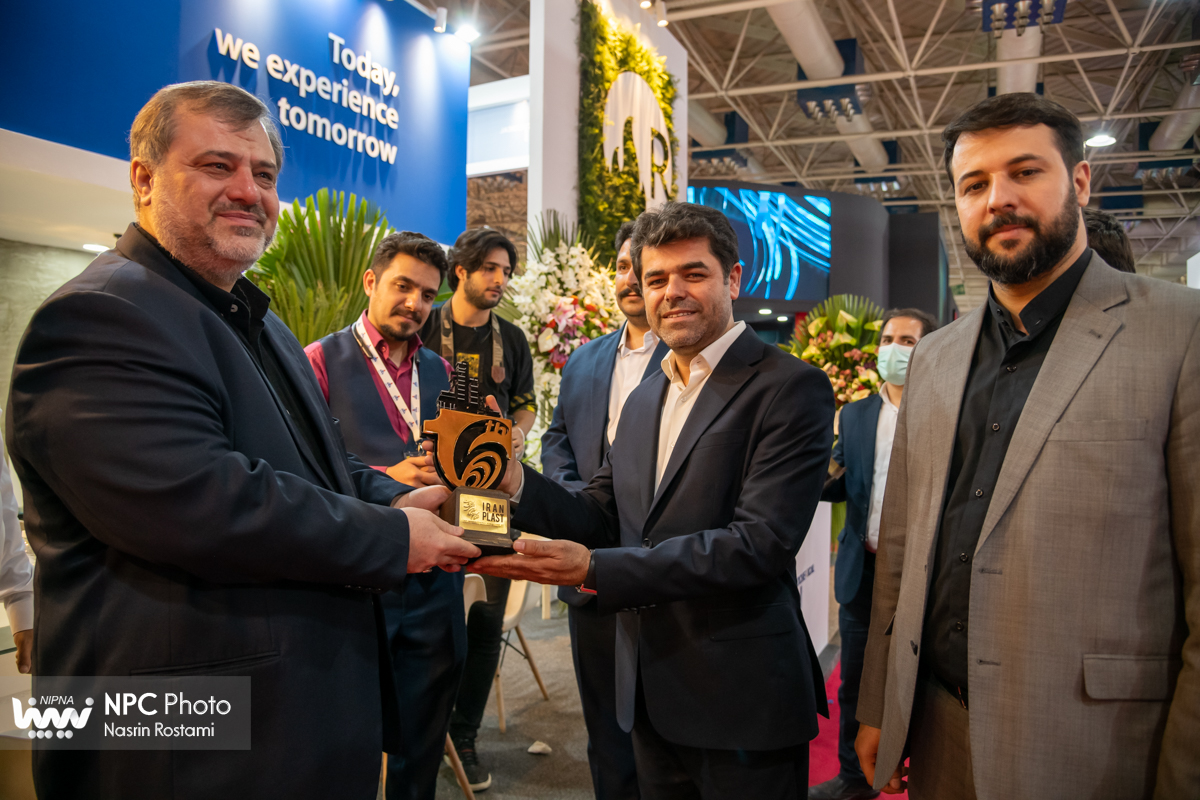 تقدیم لوح و تندیس یادبود شانزدهمین نمایشگاه ایران پلاست به مشارکت کنندگان 13