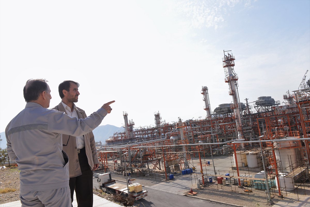بازدید مهندس شاهمیرزایی معاون وزیر نفت و مدیر عامل شرکت ملی صنایع پتروشیمی از طرح‌های توسعه‌ای پتروشیمی در استان ایلام  8