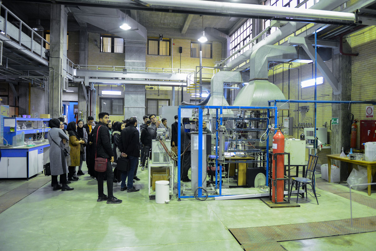 بازدید دانشجویان دانشگاه های علوم پزشکی ایران و همدان از مرکز تهران شرکت پژوهش و فناوری پتروشیمی 5