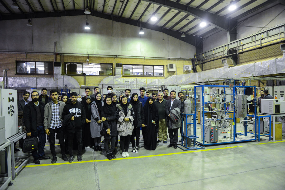 بازدید دانشجویان دانشگاه های علوم پزشکی ایران و همدان از مرکز تهران شرکت پژوهش و فناوری پتروشیمی 11
