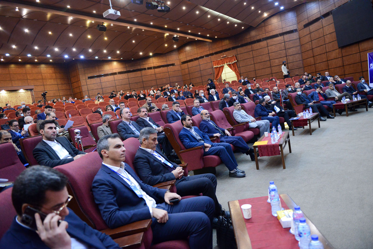 همایش ارتقاء فروش اعتباری محصولات شرکت های پتروشیمی با حضور معاون وزیر نفت و مدیر عامل شرکت ملی صنایع پتروشیمی برگزار شد 8