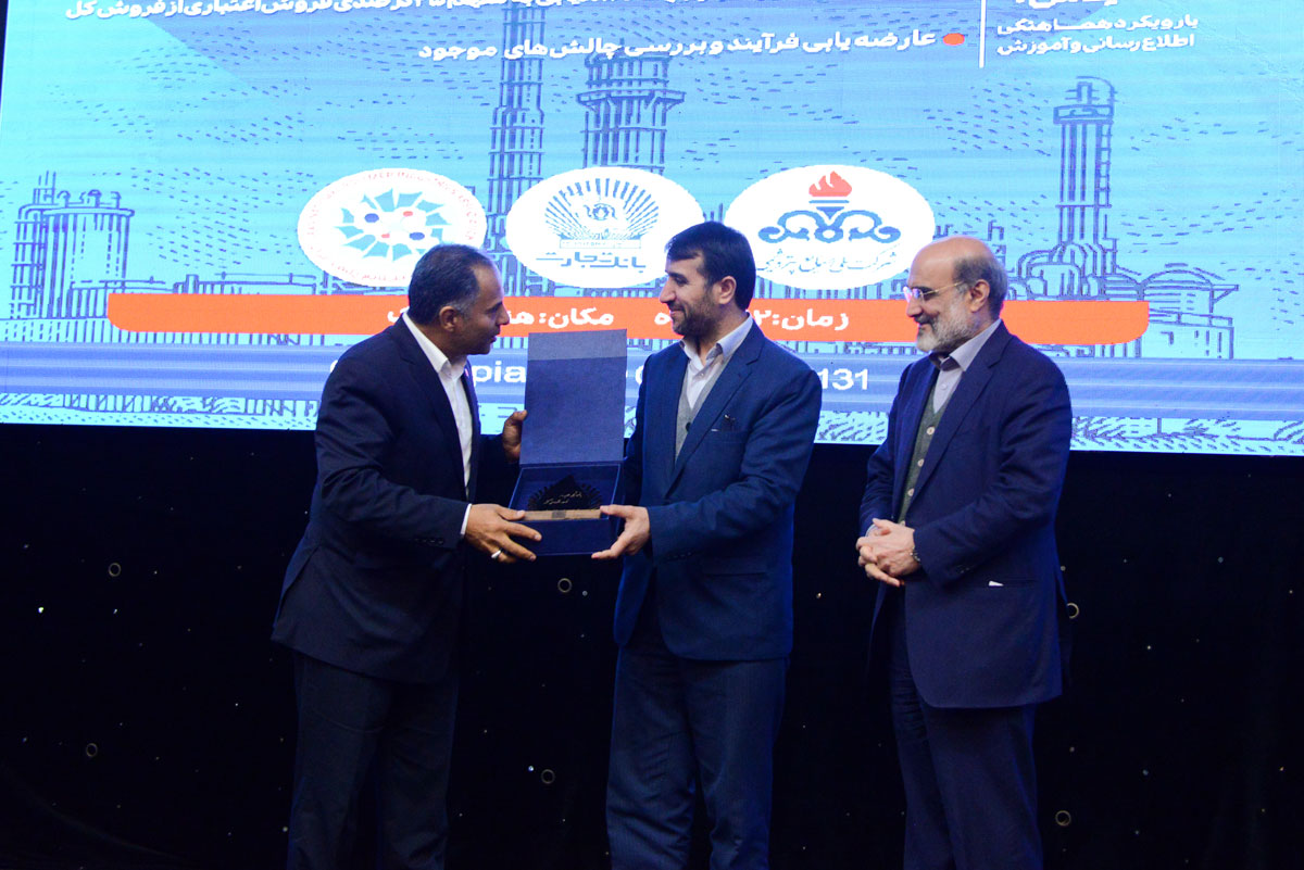 همایش ارتقاء فروش اعتباری محصولات شرکت های پتروشیمی با حضور معاون وزیر نفت و مدیر عامل شرکت ملی صنایع پتروشیمی برگزار شد 10