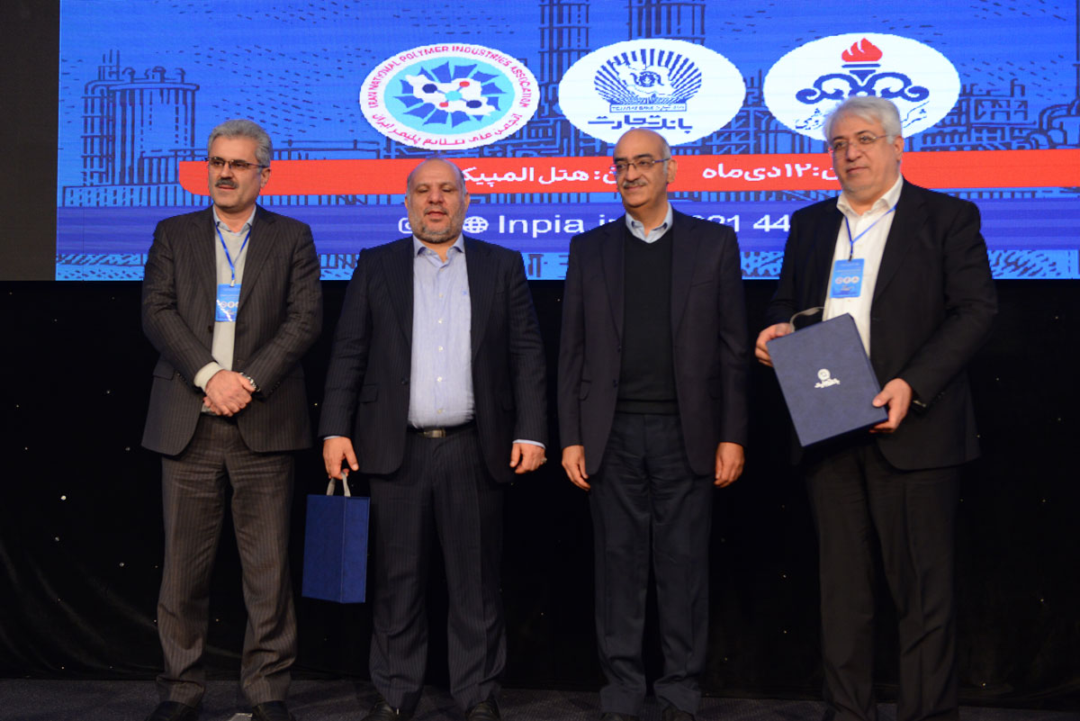 همایش ارتقاء فروش اعتباری محصولات شرکت های پتروشیمی با حضور معاون وزیر نفت و مدیر عامل شرکت ملی صنایع پتروشیمی برگزار شد 15