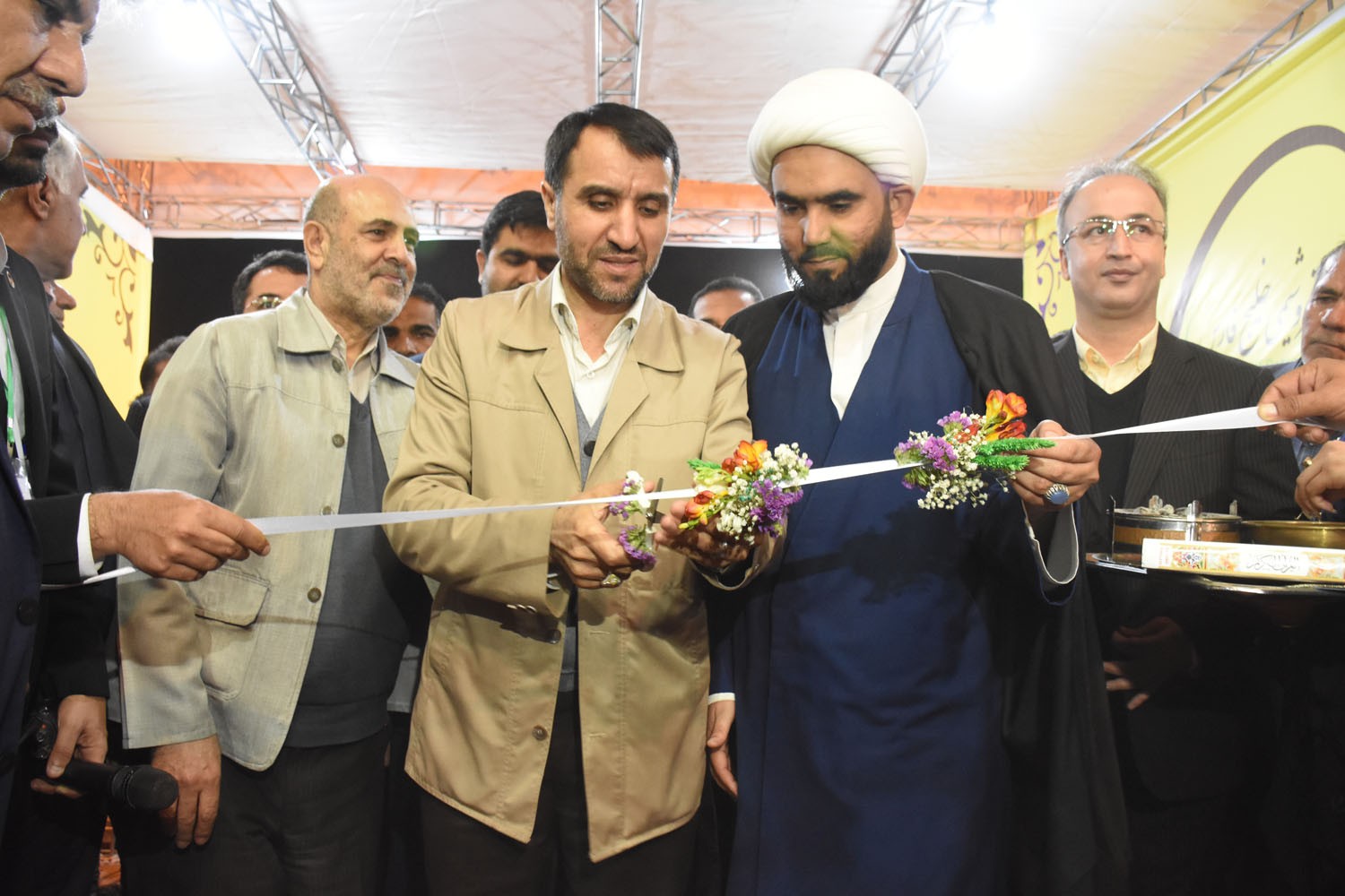 آیین افتتاح نهمین جشنواره فرهنگی هنری اقوام ایران زمین با حضور مرتضی شاهمیرزایی معاون وزیر نفت و مدیرعامل شرکت ملی صنایع پتروشیمی در شهرک بعثت برگزار شد. 4