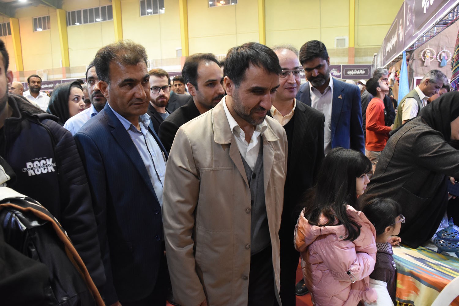 آیین افتتاح نهمین جشنواره فرهنگی هنری اقوام ایران زمین با حضور مرتضی شاهمیرزایی معاون وزیر نفت و مدیرعامل شرکت ملی صنایع پتروشیمی در شهرک بعثت برگزار شد. 5