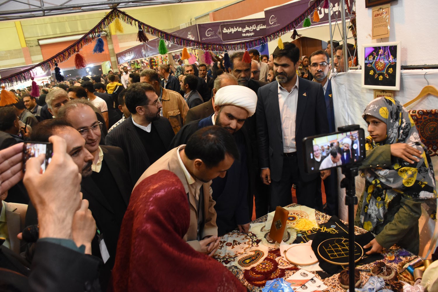 آیین افتتاح نهمین جشنواره فرهنگی هنری اقوام ایران زمین با حضور مرتضی شاهمیرزایی معاون وزیر نفت و مدیرعامل شرکت ملی صنایع پتروشیمی در شهرک بعثت برگزار شد. 8