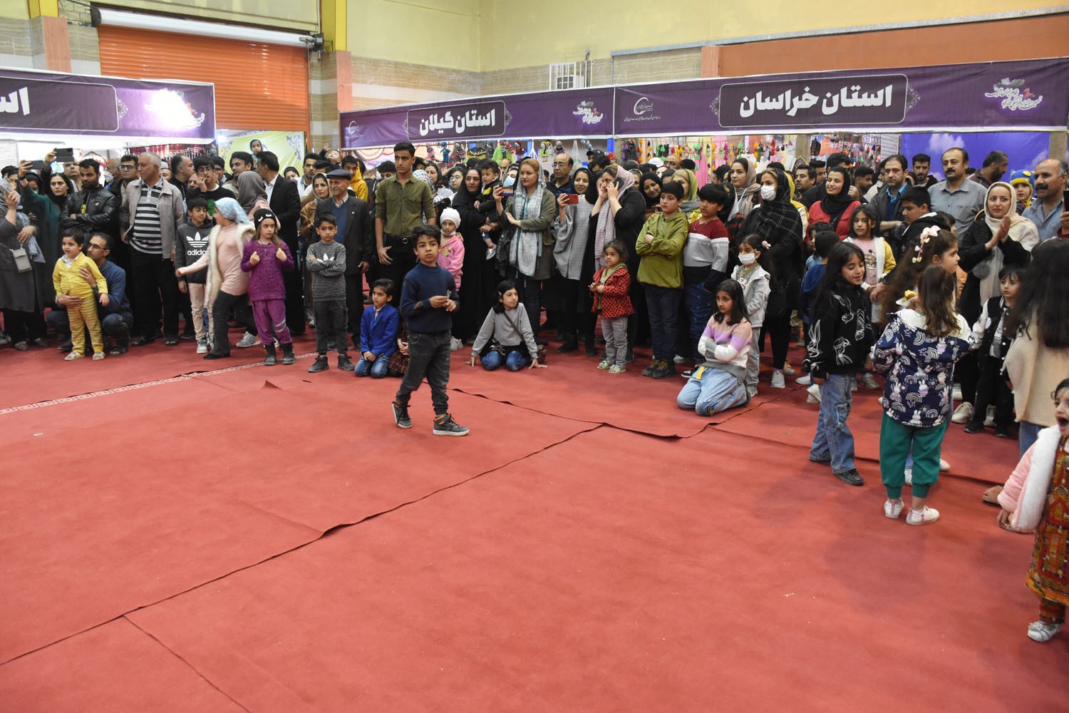 آیین افتتاح نهمین جشنواره فرهنگی هنری اقوام ایران زمین با حضور مرتضی شاهمیرزایی معاون وزیر نفت و مدیرعامل شرکت ملی صنایع پتروشیمی در شهرک بعثت برگزار شد. 13