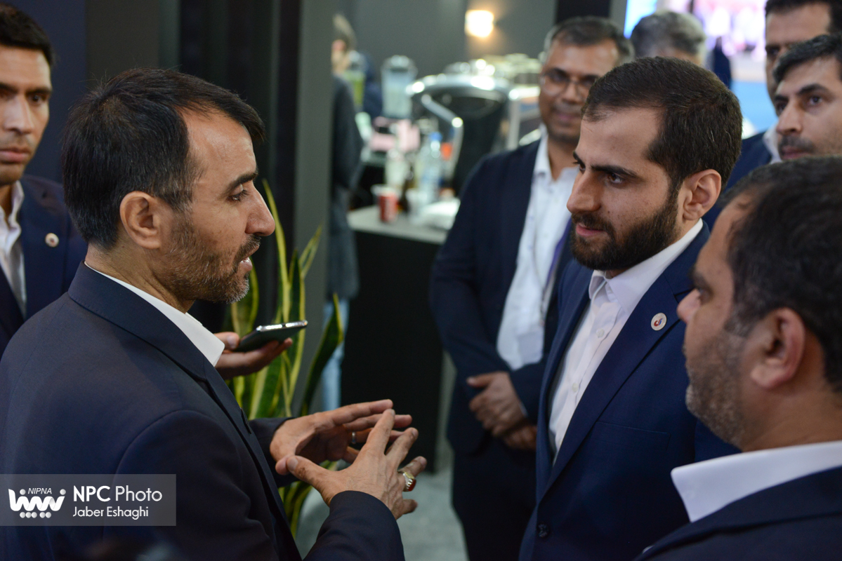 بازدید معاون وزیر نفت و مدیرعامل شرکت ملی صنایع پتروشیمی در اولین روز از هفدهمین نمایشگاه بین‌المللی ایران‌پلاست (2) 10