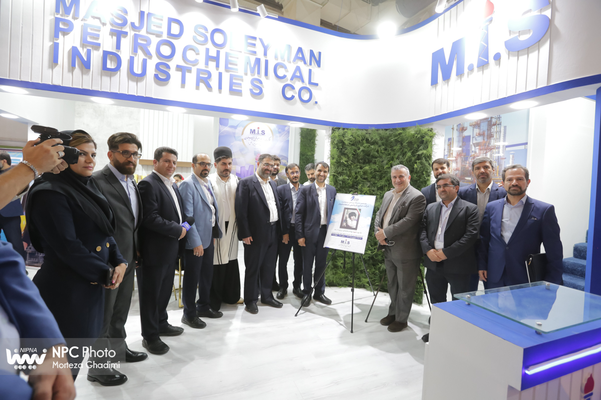 بازدید معاون وزیر نفت و مدیرعامل شرکت ملی صنایع پتروشیمی در اولین روز از هفدهمین نمایشگاه بین‌المللی ایران‌پلاست (2) 11