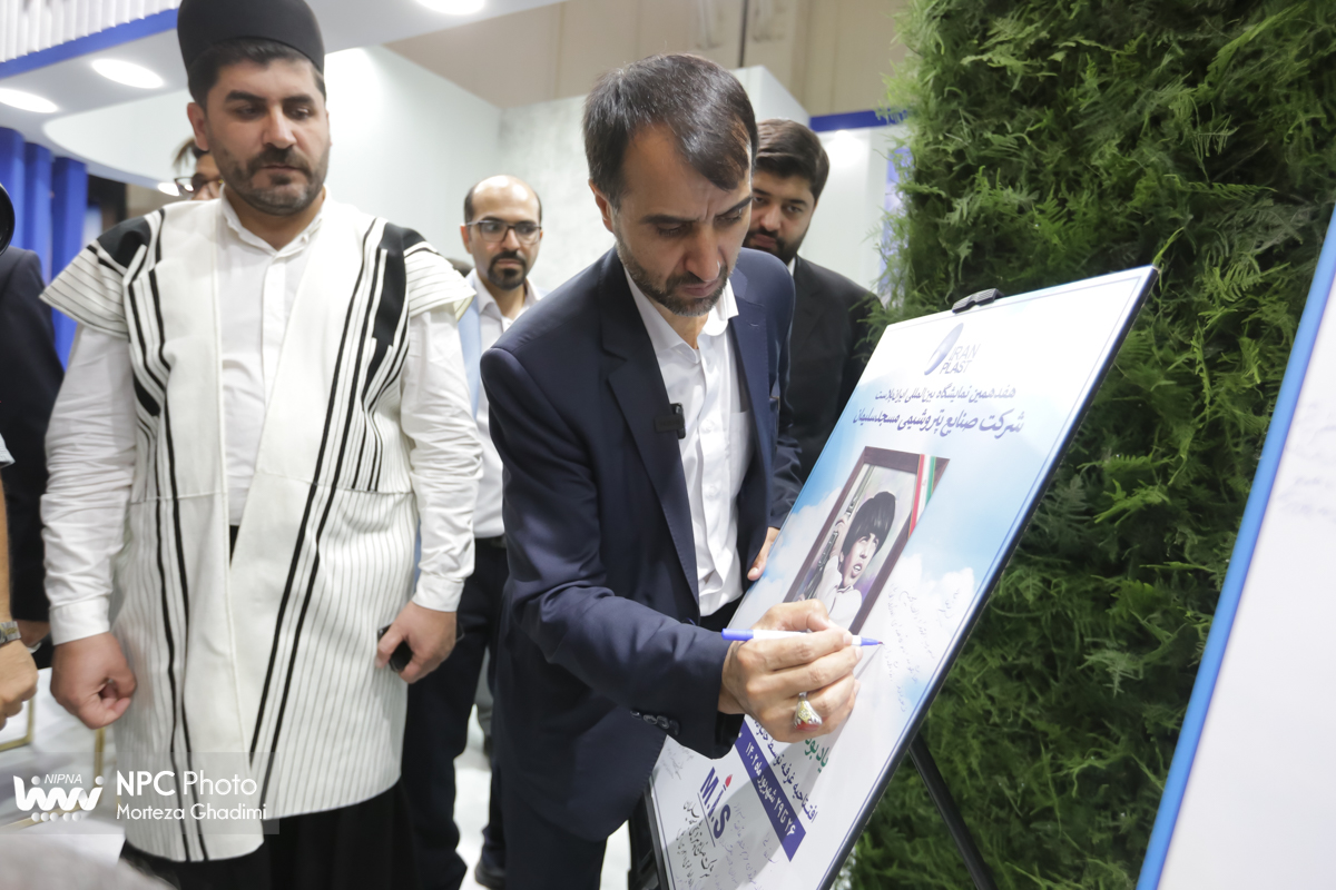 بازدید معاون وزیر نفت و مدیرعامل شرکت ملی صنایع پتروشیمی در اولین روز از هفدهمین نمایشگاه بین‌المللی ایران‌پلاست (2) 13