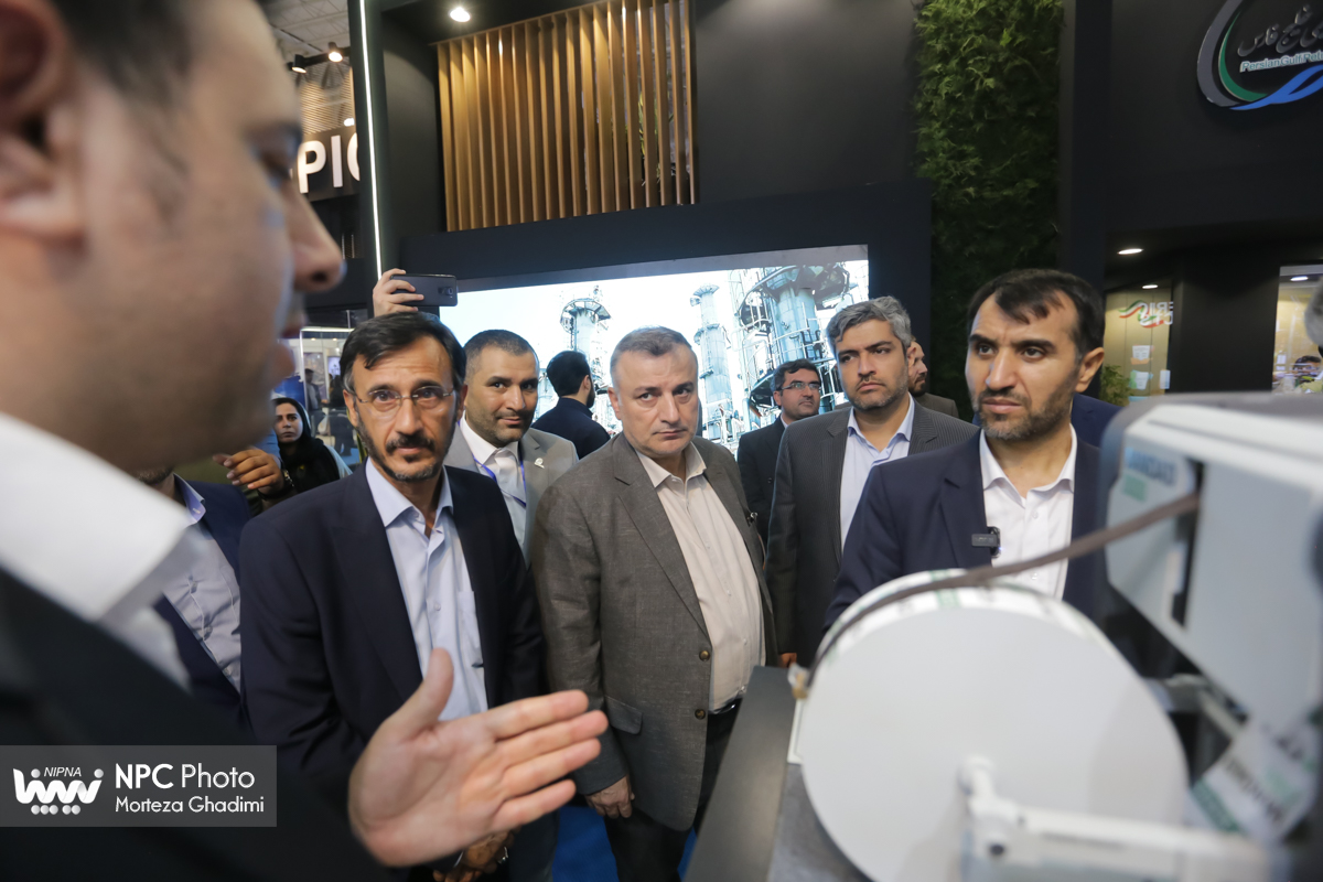 بازدید معاون وزیر نفت و مدیرعامل شرکت ملی صنایع پتروشیمی در اولین روز از هفدهمین نمایشگاه بین‌المللی ایران‌پلاست (2) 14
