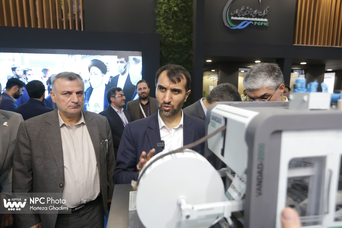بازدید معاون وزیر نفت و مدیرعامل شرکت ملی صنایع پتروشیمی در اولین روز از هفدهمین نمایشگاه بین‌المللی ایران‌پلاست (2) 15