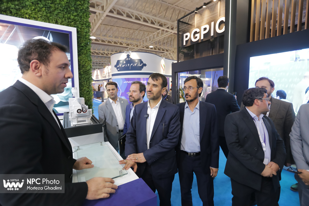 بازدید معاون وزیر نفت و مدیرعامل شرکت ملی صنایع پتروشیمی در اولین روز از هفدهمین نمایشگاه بین‌المللی ایران‌پلاست (2) 16