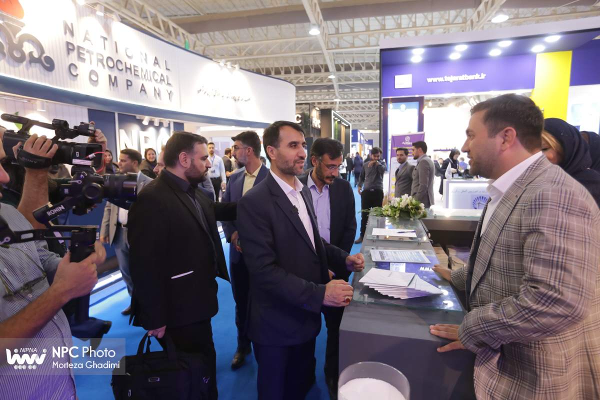بازدید معاون وزیر نفت و مدیرعامل شرکت ملی صنایع پتروشیمی در اولین روز از هفدهمین نمایشگاه بین‌المللی ایران‌پلاست (2) 17