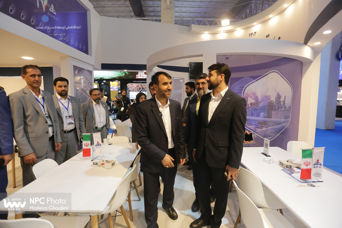 بازدید معاون وزیر نفت و مدیرعامل شرکت ملی صنایع پتروشیمی در اولین روز از هفدهمین نمایشگاه بین‌المللی ایران‌پلاست (2) 19
