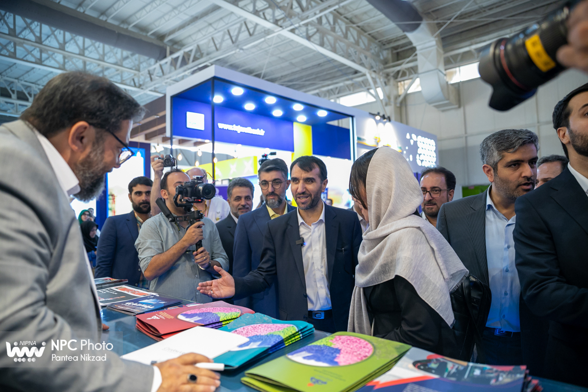بازدید معاون وزیر نفت و مدیرعامل شرکت ملی صنایع پتروشیمی در اولین روز از هفدهمین نمایشگاه بین‌المللی ایران‌پلاست (1) 6