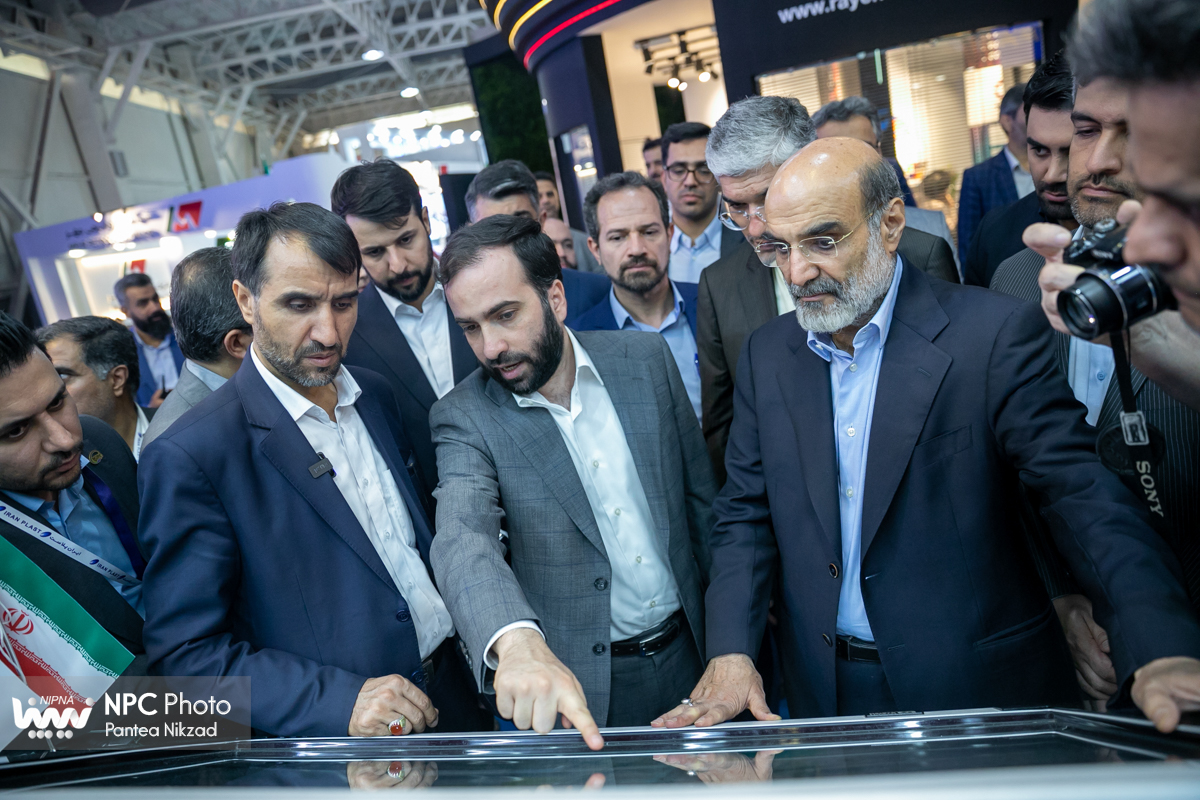بازدید معاون وزیر نفت و مدیرعامل شرکت ملی صنایع پتروشیمی در اولین روز از هفدهمین نمایشگاه بین‌المللی ایران‌پلاست (1) 9