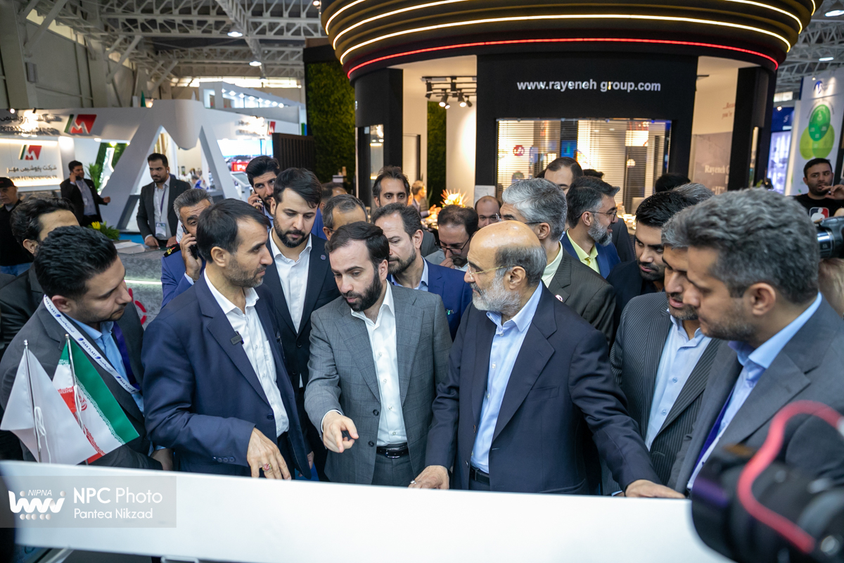 بازدید معاون وزیر نفت و مدیرعامل شرکت ملی صنایع پتروشیمی در اولین روز از هفدهمین نمایشگاه بین‌المللی ایران‌پلاست (1) 10