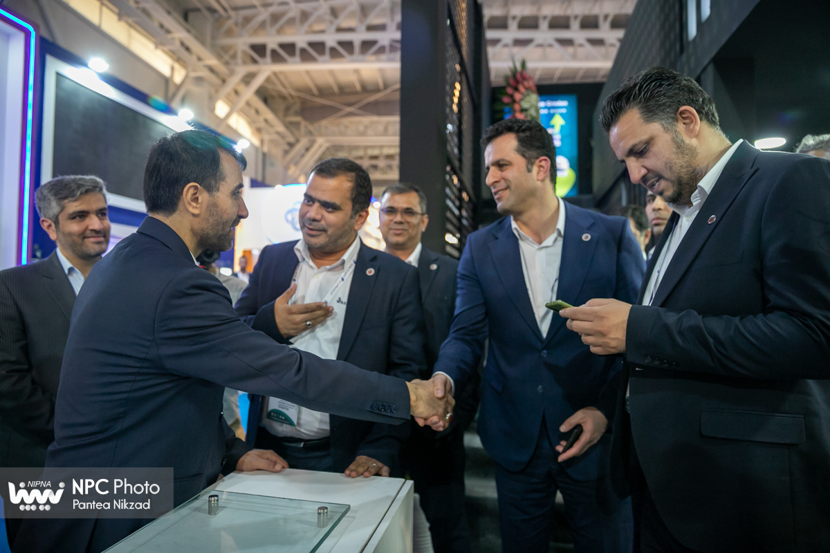 بازدید معاون وزیر نفت و مدیرعامل شرکت ملی صنایع پتروشیمی در اولین روز از هفدهمین نمایشگاه بین‌المللی ایران‌پلاست (1) 16