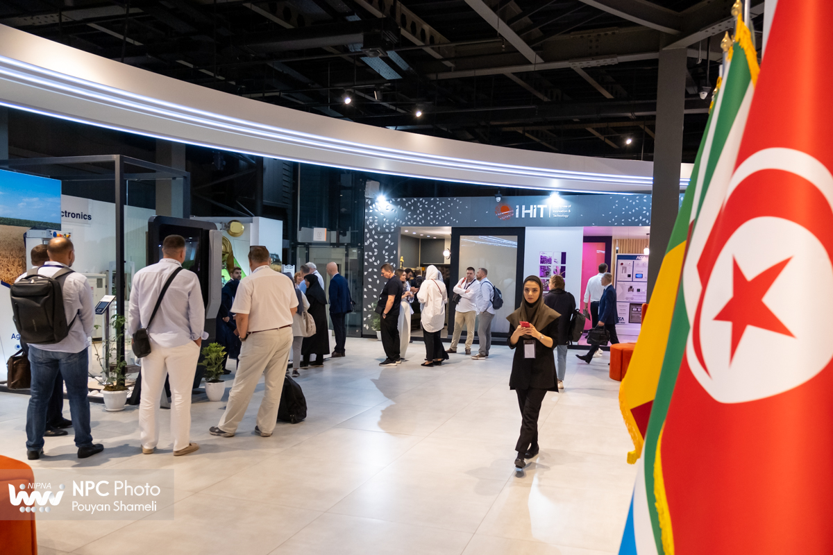 بازدید شرکت کنندگان بین المللی از سالن iHit در هفدهمین نمایشگاه ایران پلاست 9