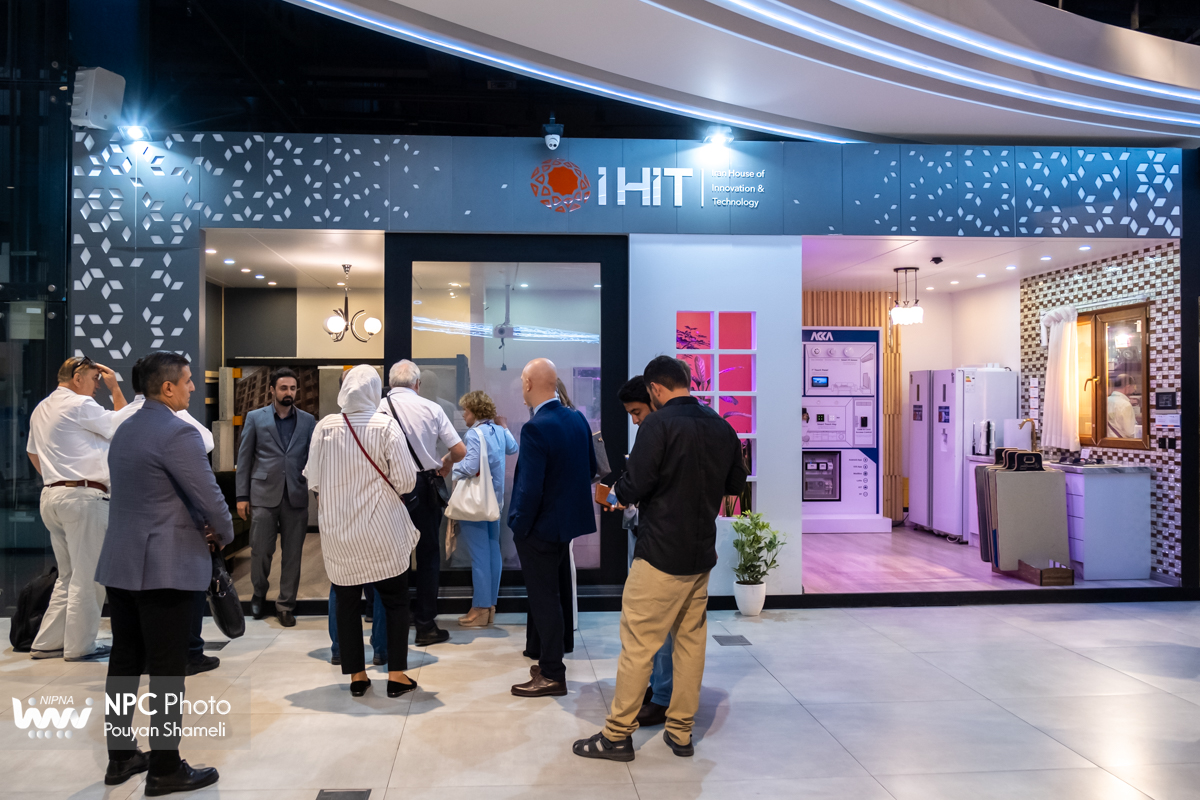 بازدید شرکت کنندگان بین المللی از سالن iHit در هفدهمین نمایشگاه ایران پلاست 11
