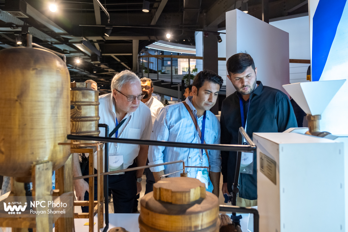 بازدید شرکت کنندگان بین المللی از سالن iHit در هفدهمین نمایشگاه ایران پلاست 15