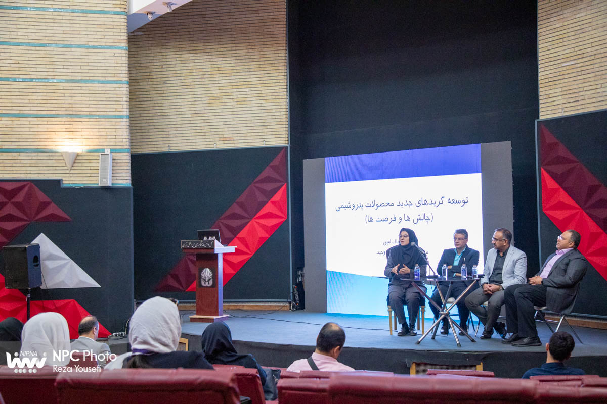 کارگاه آموزشی توسعه گریدهای جدید محصولات پتروشیمی در حاشیه دومین روز از هفدهمین نمایشگاه بین‌المللی ایران پلاست 1