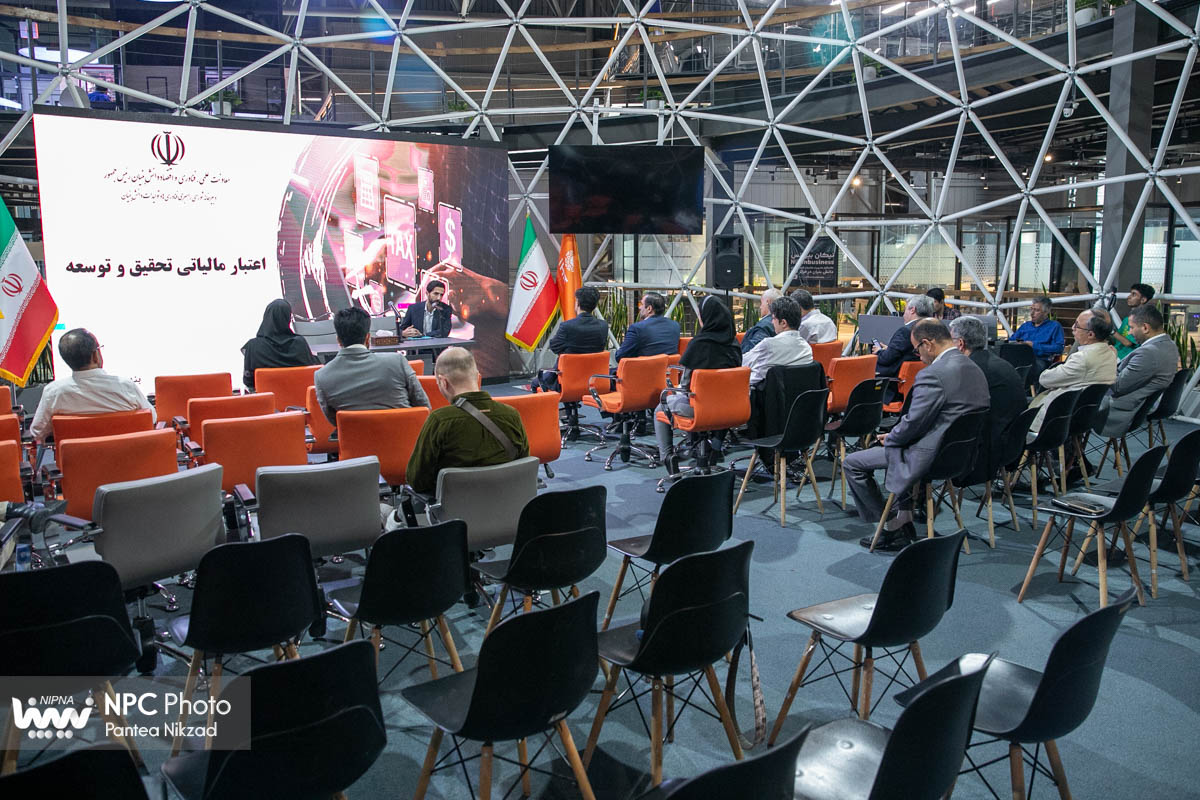 نشست تخصصی «اعتبارات مالیاتی به شرکت‌های تولید بار اول» در سومین روز از هفدهمین نمایشگاه ایران پلاست 14