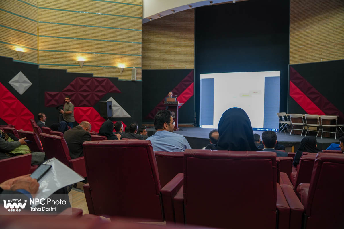 نشست «عرضه اعتباری محصولات پتروشیمی، گامی در جهت فعالسازی واحدهای راکد و زیر ظرفیت» در حاشیه سومین روز هفدهمین نمایشگاه بین‌المللی ایران پلاست 5