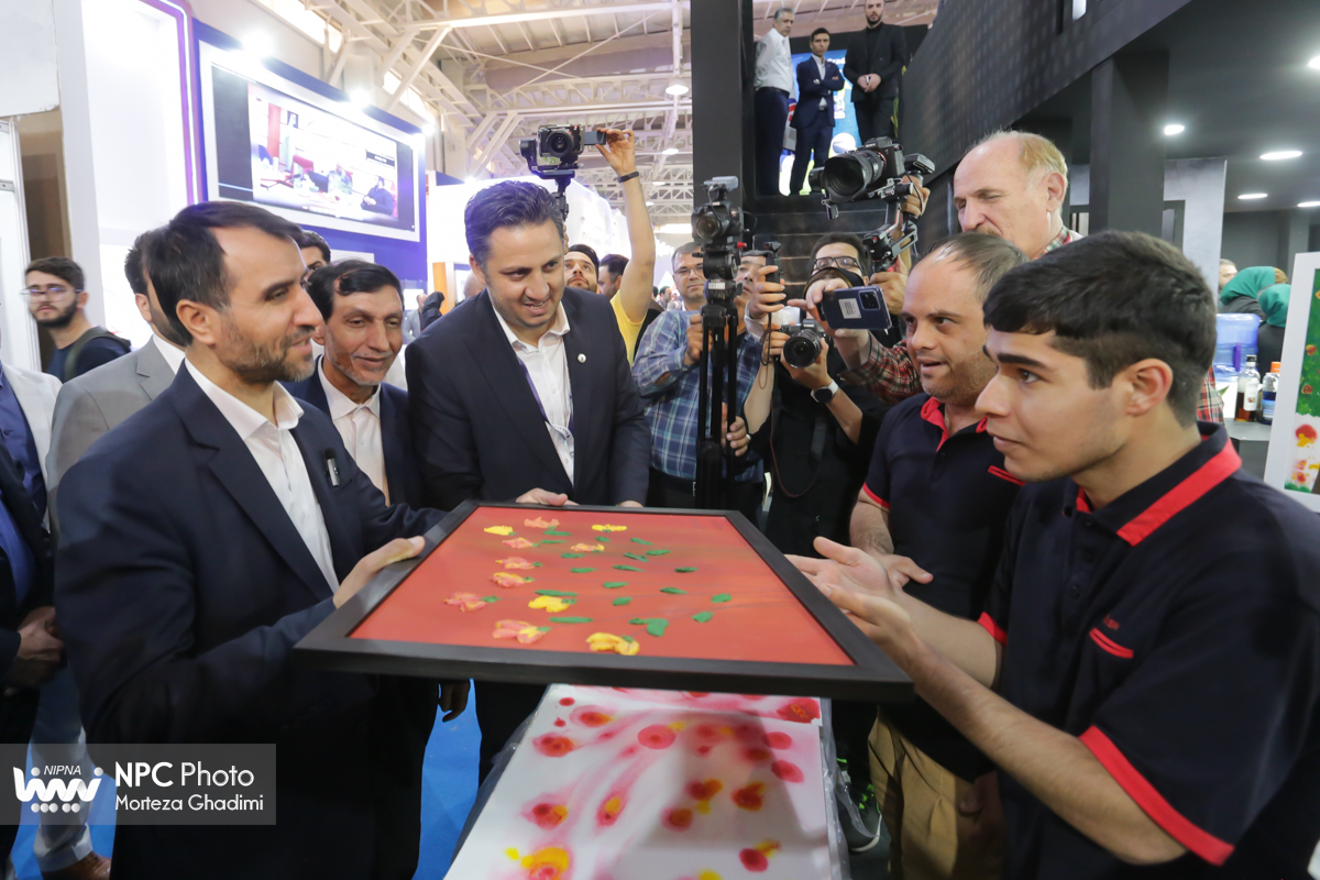 بازدید معاون وزیر نفت و مدیرعامل شرکت ملی صنایع پتروشیمی در اآخرین روز از هفدهمین نمایشگاه بین‌المللی ایران‌پلاست  3