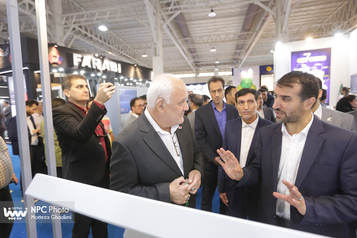 بازدید معاون وزیر نفت و مدیرعامل شرکت ملی صنایع پتروشیمی در اآخرین روز از هفدهمین نمایشگاه بین‌المللی ایران‌پلاست  6