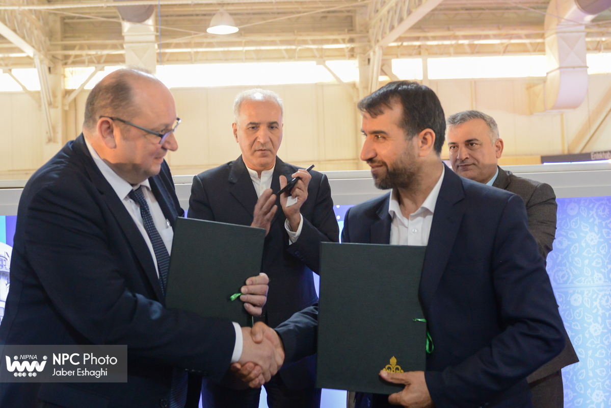 امضا تفاهم‌نامه همکاری  شرکت ملی صنایع پتروشیمی و شرکت اوزکیمو صنعت ازبکستان در حاشیه چهارمین روز از هفدهمین نمایشگاه بین‌المللی ایران پلاست  2