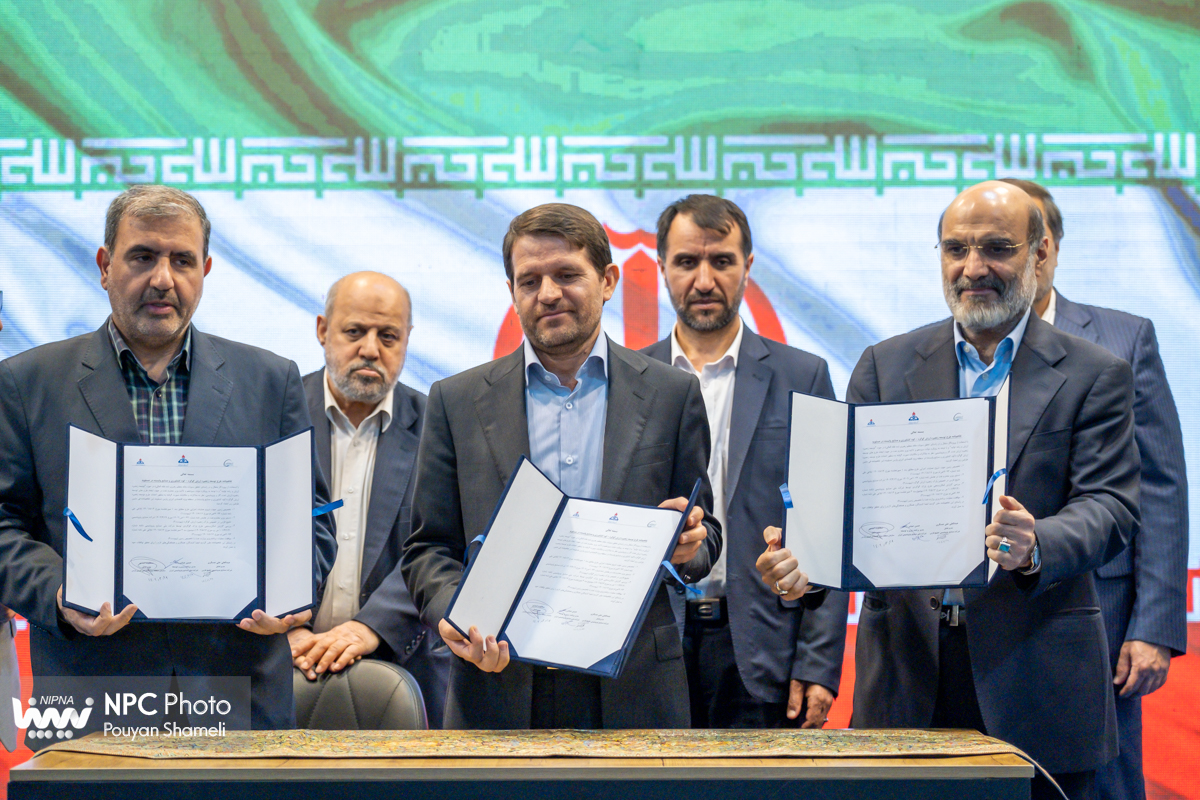 امضا تفاهم‌نامه سه‌جانبه همکاری ایجاد نخستین پارک شیمیایی کشور در حاشیه آخرین روز نمایشگاه بین‌المللی ایران‌پلاست امضا شد. 6