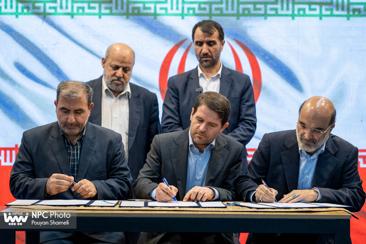 امضا تفاهم‌نامه سه‌جانبه همکاری ایجاد نخستین پارک شیمیایی کشور در حاشیه آخرین روز نمایشگاه بین‌المللی ایران‌پلاست امضا شد. 10