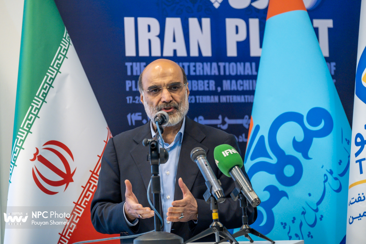 امضا تفاهم‌نامه سه‌جانبه همکاری ایجاد نخستین پارک شیمیایی کشور در حاشیه آخرین روز نمایشگاه بین‌المللی ایران‌پلاست امضا شد. 11