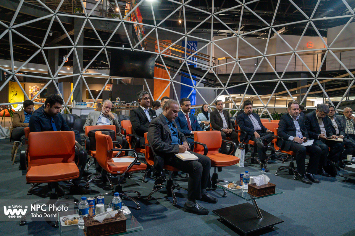 نشست تکمیل زنجیره ارزش محصوالت پلیمری در آخرین روز نمایشگاه بین‌المللی ایران‌پلاست 3