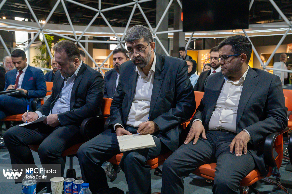 نشست تکمیل زنجیره ارزش محصوالت پلیمری در آخرین روز نمایشگاه بین‌المللی ایران‌پلاست 5