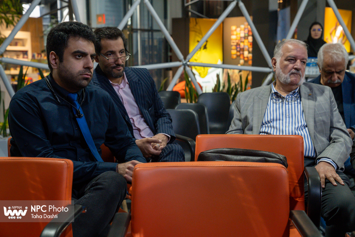 نشست تکمیل زنجیره ارزش محصوالت پلیمری در آخرین روز نمایشگاه بین‌المللی ایران‌پلاست 7