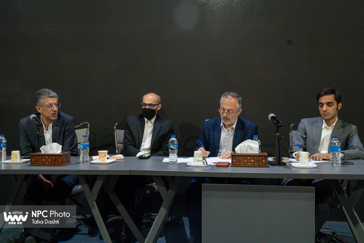 نشست تکمیل زنجیره ارزش محصوالت پلیمری در آخرین روز نمایشگاه بین‌المللی ایران‌پلاست 8