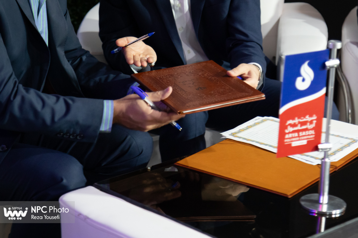 امضا توافق‌نامه توسعه زیست‌بوم نوآوری و فناوری میان معاونت علمی و فناوری ریاست‌جمهوری و پلیمر آریاساسول در غرفه این شرکت در دومین روز از هفدهمین نمایشگاه بین‌المللی ایران پلاست 3
