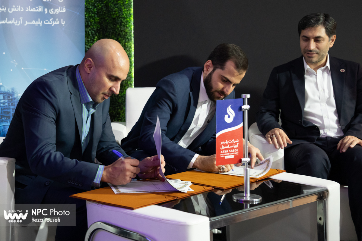 امضا توافق‌نامه توسعه زیست‌بوم نوآوری و فناوری میان معاونت علمی و فناوری ریاست‌جمهوری و پلیمر آریاساسول در غرفه این شرکت در دومین روز از هفدهمین نمایشگاه بین‌المللی ایران پلاست 4