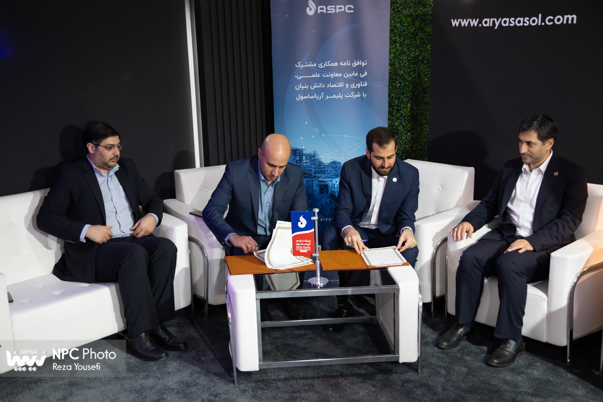 امضا توافق‌نامه توسعه زیست‌بوم نوآوری و فناوری میان معاونت علمی و فناوری ریاست‌جمهوری و پلیمر آریاساسول در غرفه این شرکت در دومین روز از هفدهمین نمایشگاه بین‌المللی ایران پلاست 5