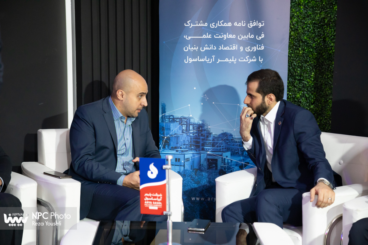 امضا توافق‌نامه توسعه زیست‌بوم نوآوری و فناوری میان معاونت علمی و فناوری ریاست‌جمهوری و پلیمر آریاساسول در غرفه این شرکت در دومین روز از هفدهمین نمایشگاه بین‌المللی ایران پلاست 6