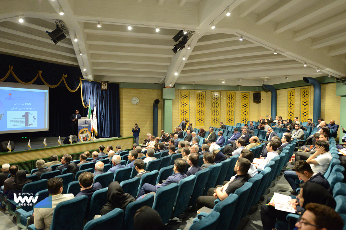 حضور مهندس شاهمیرزایی معاون وزیر نفت و مدیرعامل شرکت ملی صنایع پتروشیمی در نخستین کنفرانس صنعت ماشین سازی پلیمر، تجهیزات و فناوری ها 3