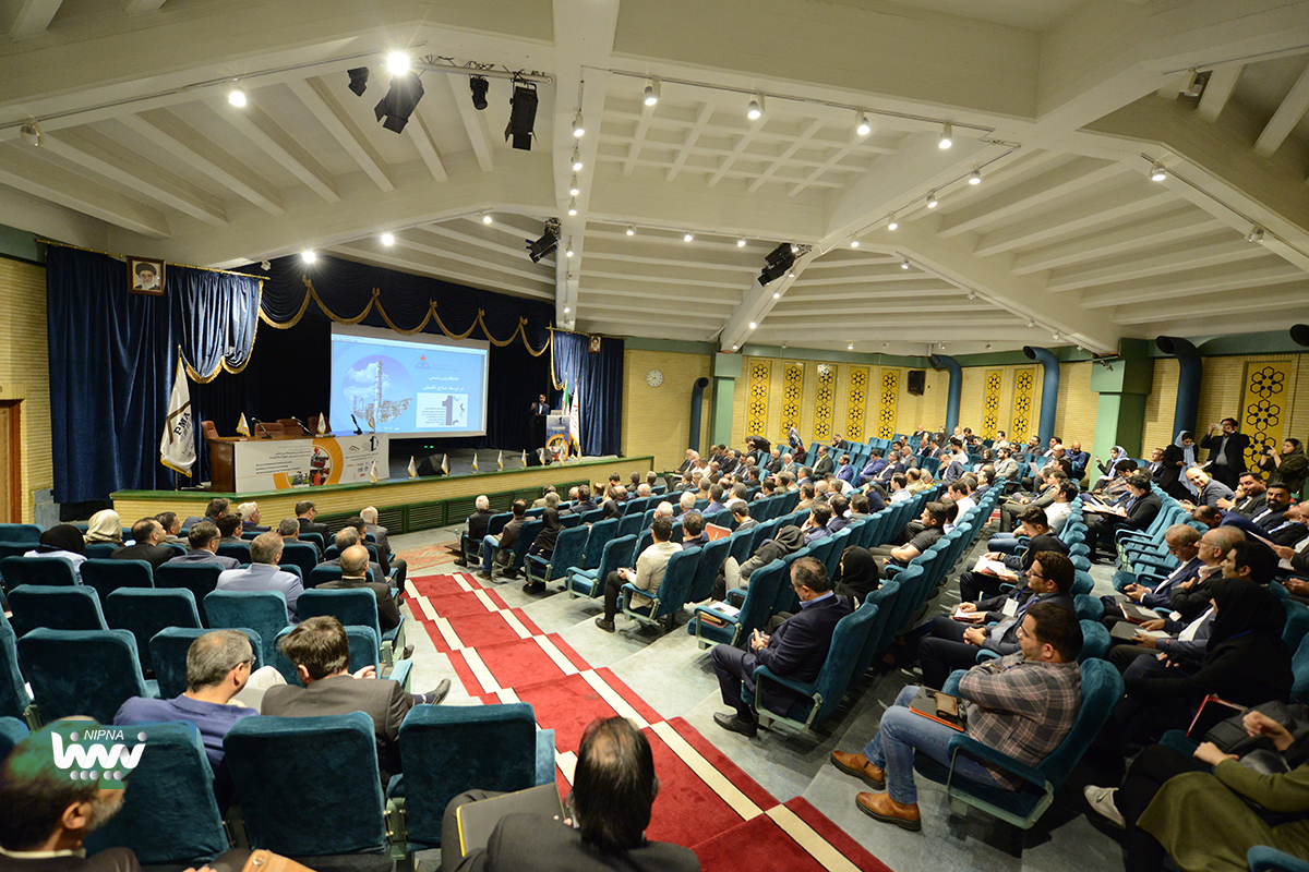 حضور مهندس شاهمیرزایی معاون وزیر نفت و مدیرعامل شرکت ملی صنایع پتروشیمی در نخستین کنفرانس صنعت ماشین سازی پلیمر، تجهیزات و فناوری ها 4