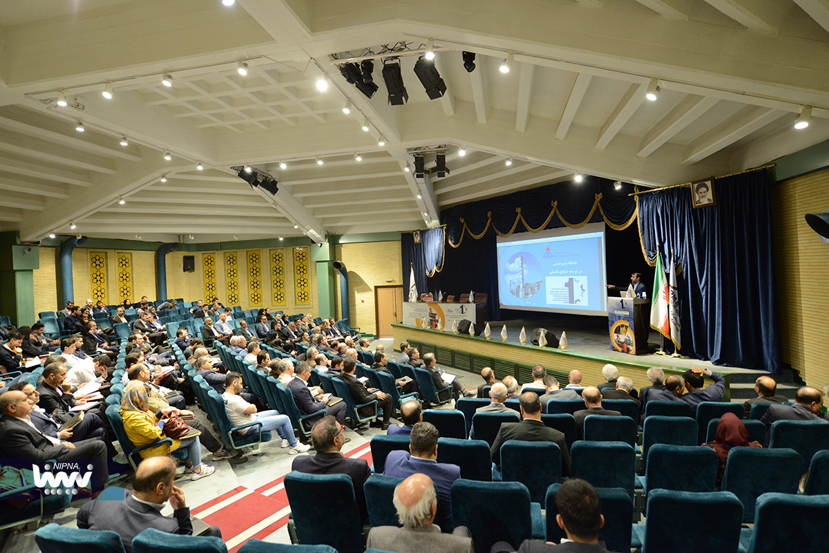 حضور مهندس شاهمیرزایی معاون وزیر نفت و مدیرعامل شرکت ملی صنایع پتروشیمی در نخستین کنفرانس صنعت ماشین سازی پلیمر، تجهیزات و فناوری ها 5